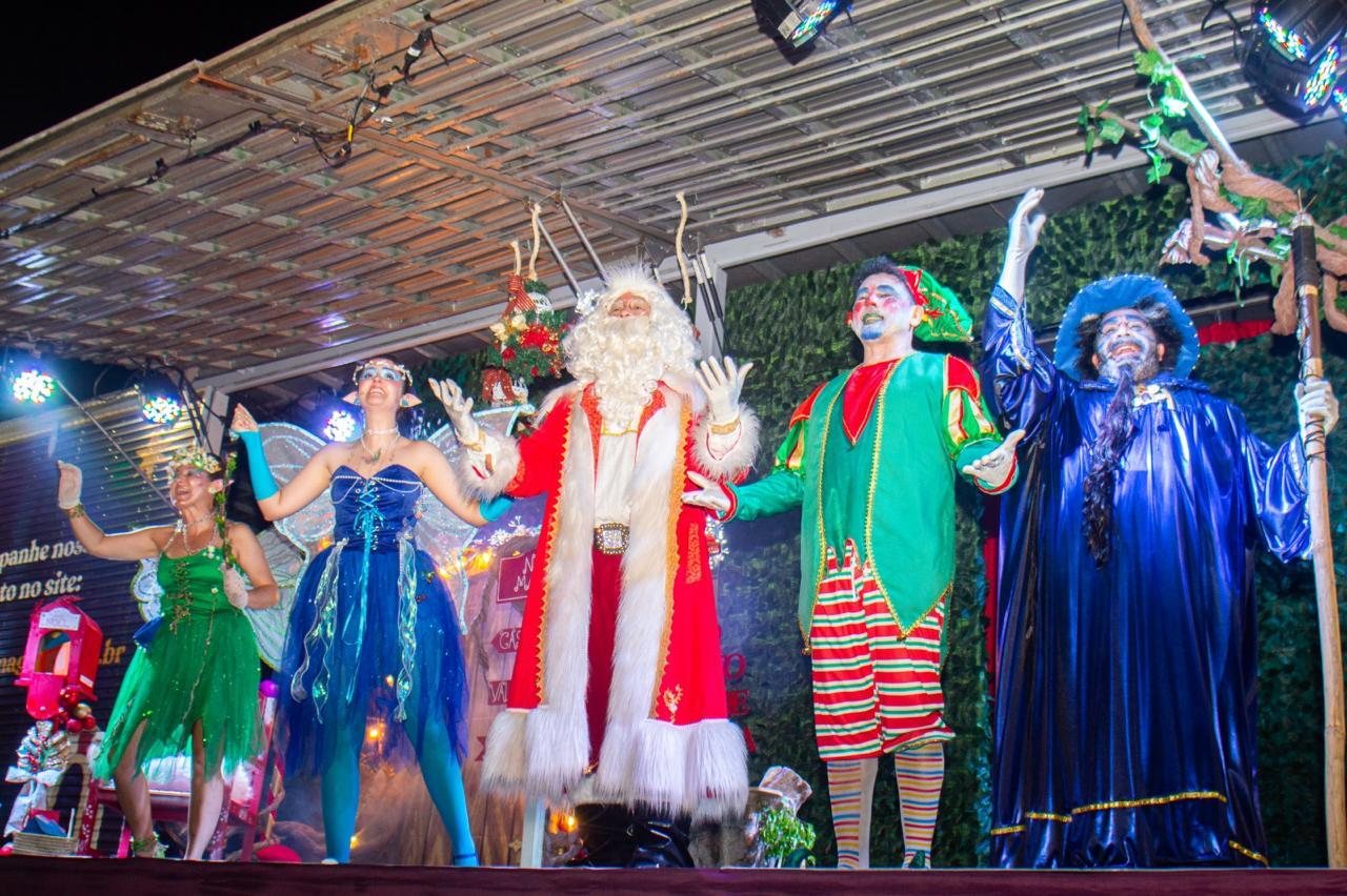 Apresentação no palco com Papai Noel